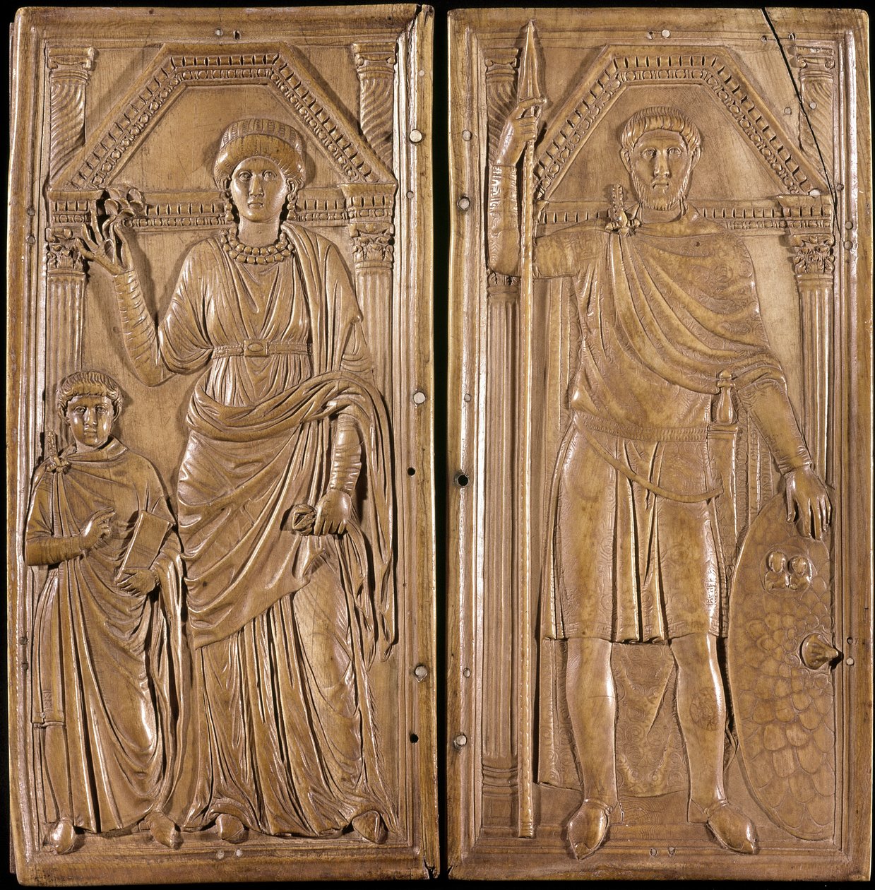 Stilicon (Flavius Stilicho ou Stiliccho, 360-408), general e político da Roma antiga de origem bárbara (pai vândalo e mãe romana). "Díptico de Stilicho": Stilicon gun e sua esposa Serena e seu filho Eucherio. Marfim, cerca de 400. Tresor do de Roman