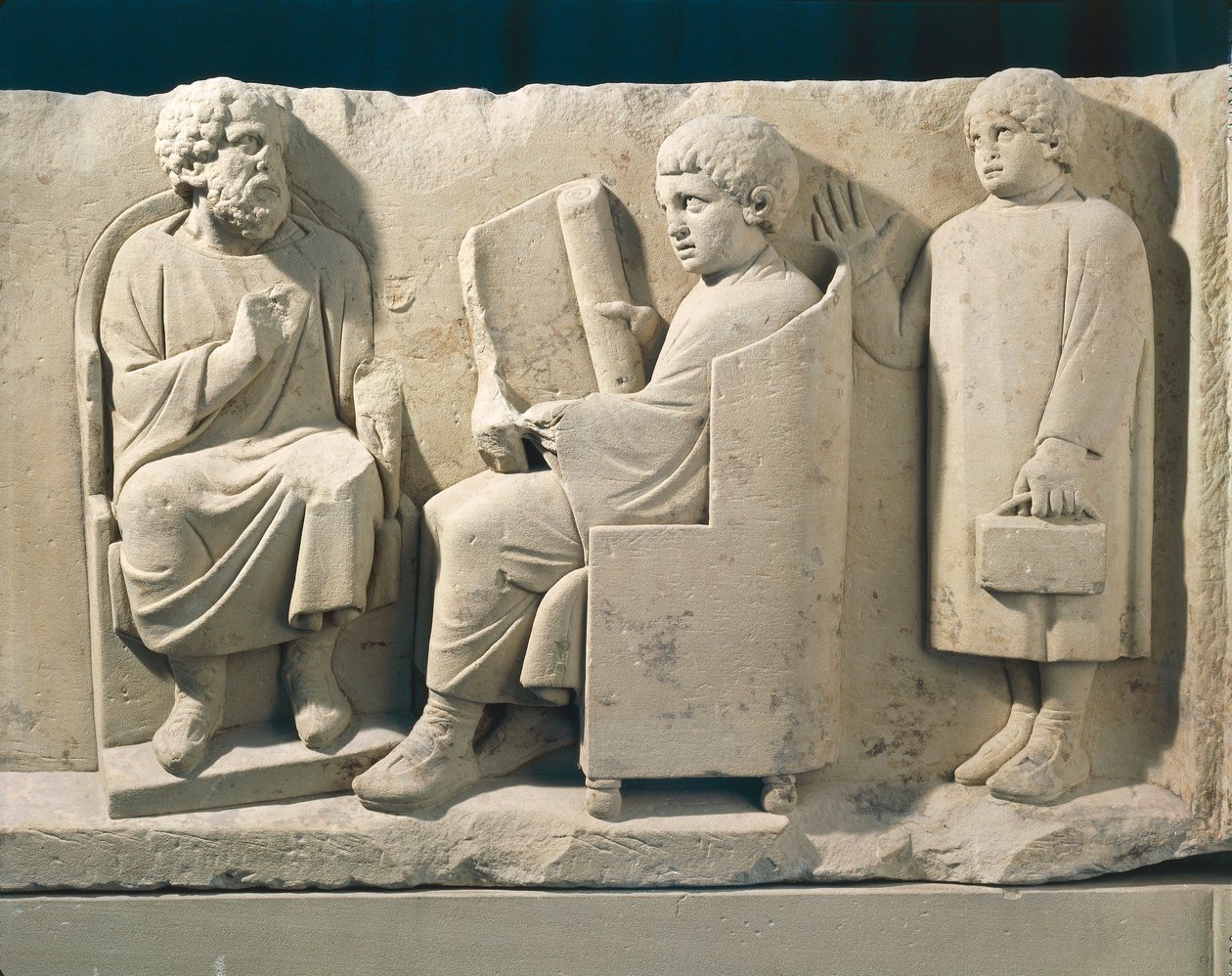 Monumento funerário em pedra com relevo representando a escola Neumagen com professor e alunos, cerca de 180 de Roman