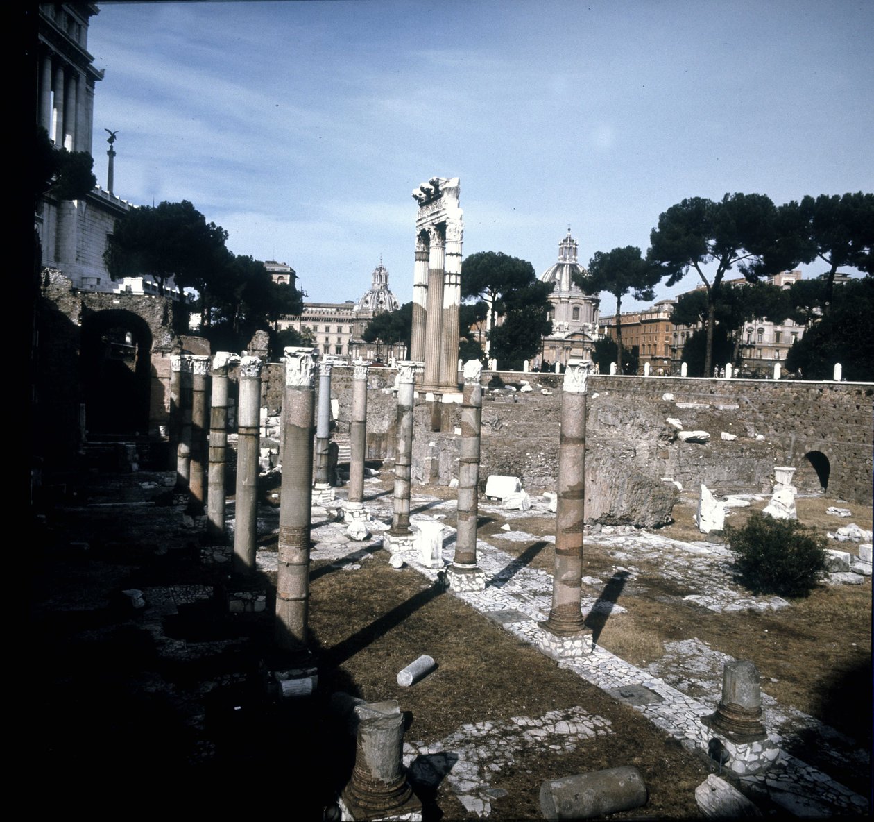 O Fórum César começou em -54 AC e terminou sob o Imperador Augusto (Octávio ou Octávio) (63 AC - 14). Roma. de Roman