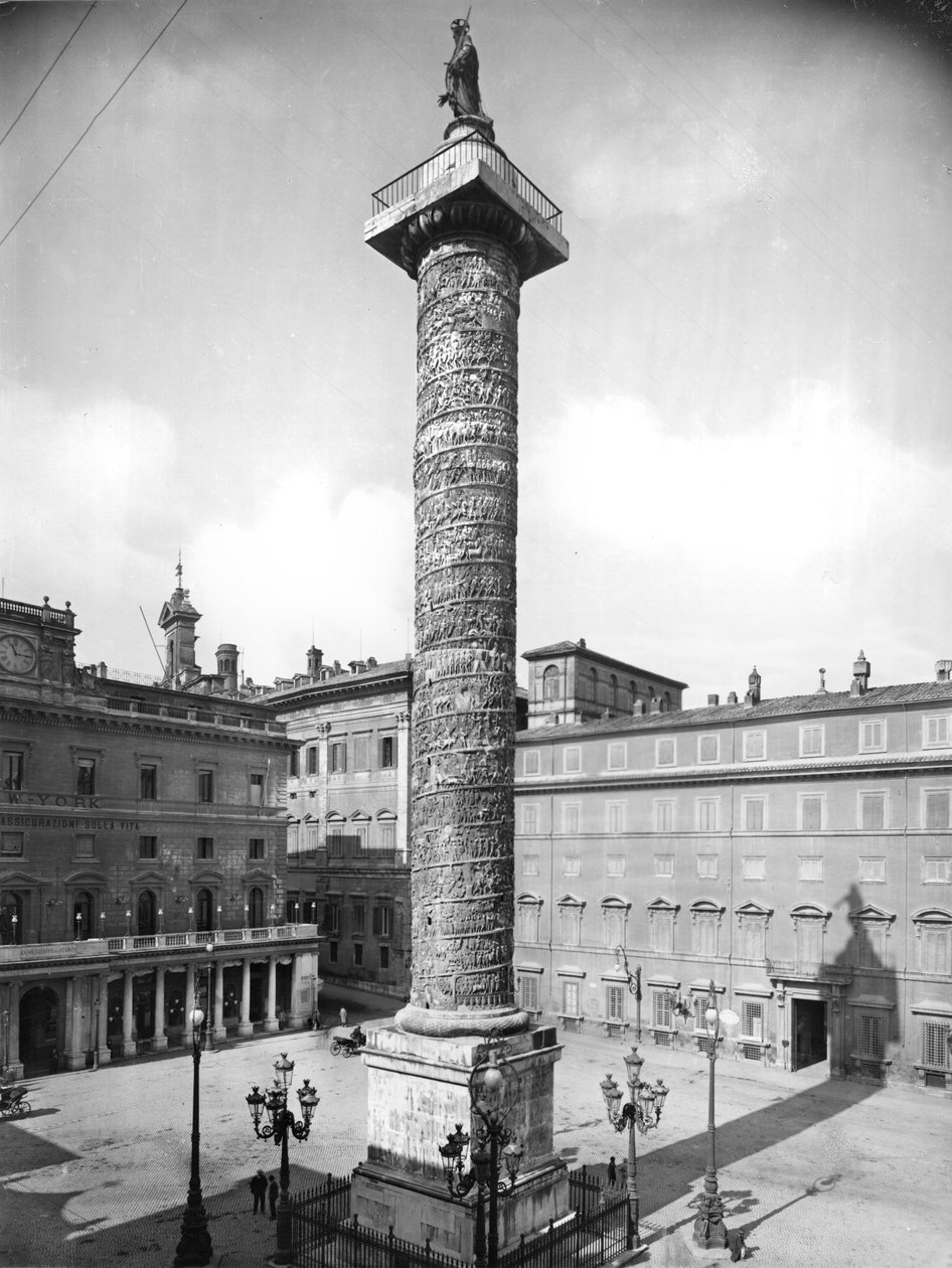 A Coluna de Marcus Aurelius, AD 180-196 (mármore) (foto a p/b) de Roman