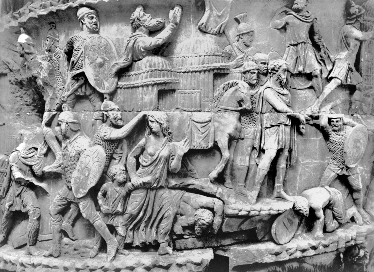 O Imperador Chegando a uma Aldeia enquanto está sendo saqueada, detalhe da coluna de Marcus Aurelius, AD 180-196 (mármore) (foto a p/b) de Roman