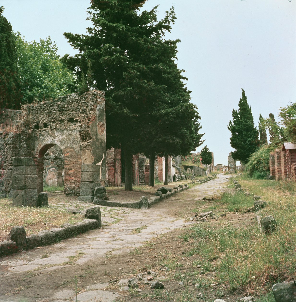 O caminho das sepulturas e o portão de Herculano de Roman