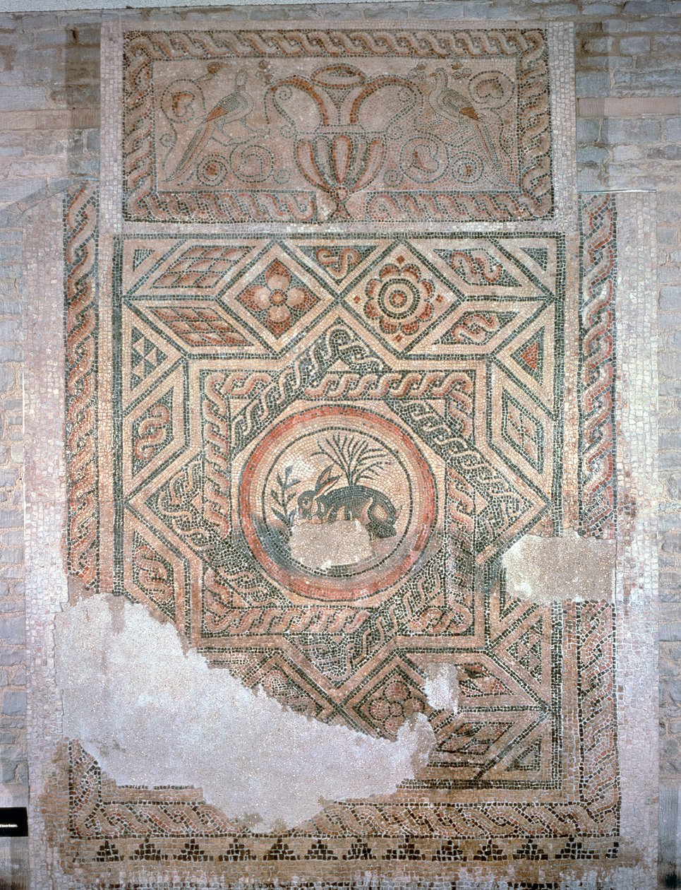 O mosaico da lebre, 350 AD (mosaico) de Roman