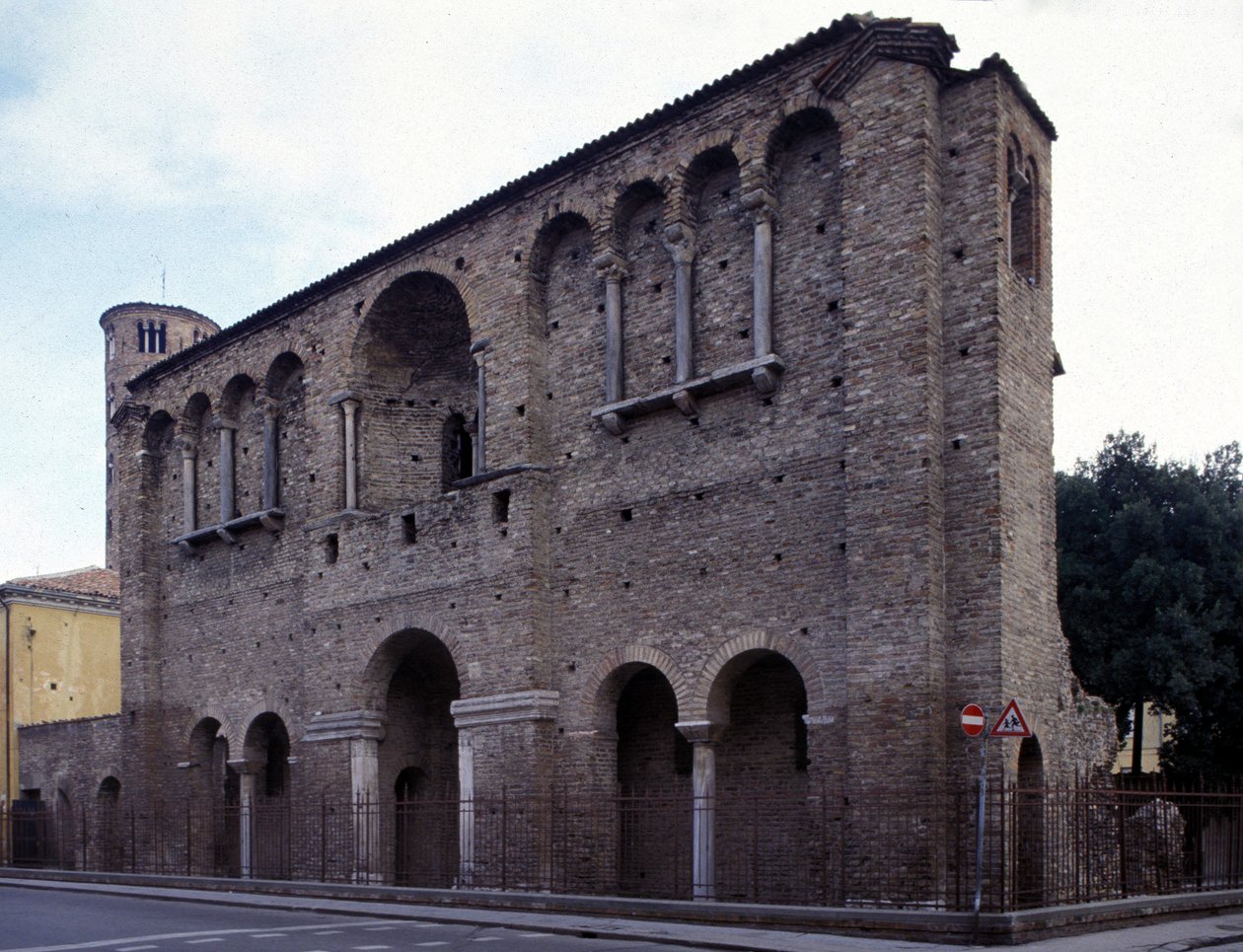 O Palácio do Imperador Teodórico o Grande (455 - 526) em Ravena. de Roman