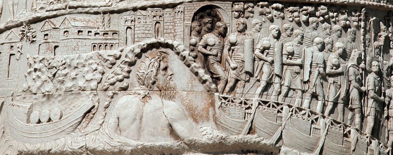 As legiões romanas navegam em Ancona sob a proteção de Netuno Detalhe da coluna de Trajano (Colonna Traiana) em Roma construída durante o reinado do Imperador Trajano (53-117). A coluna de Trajano comemora as campanhas vitoriosas do em de Roman