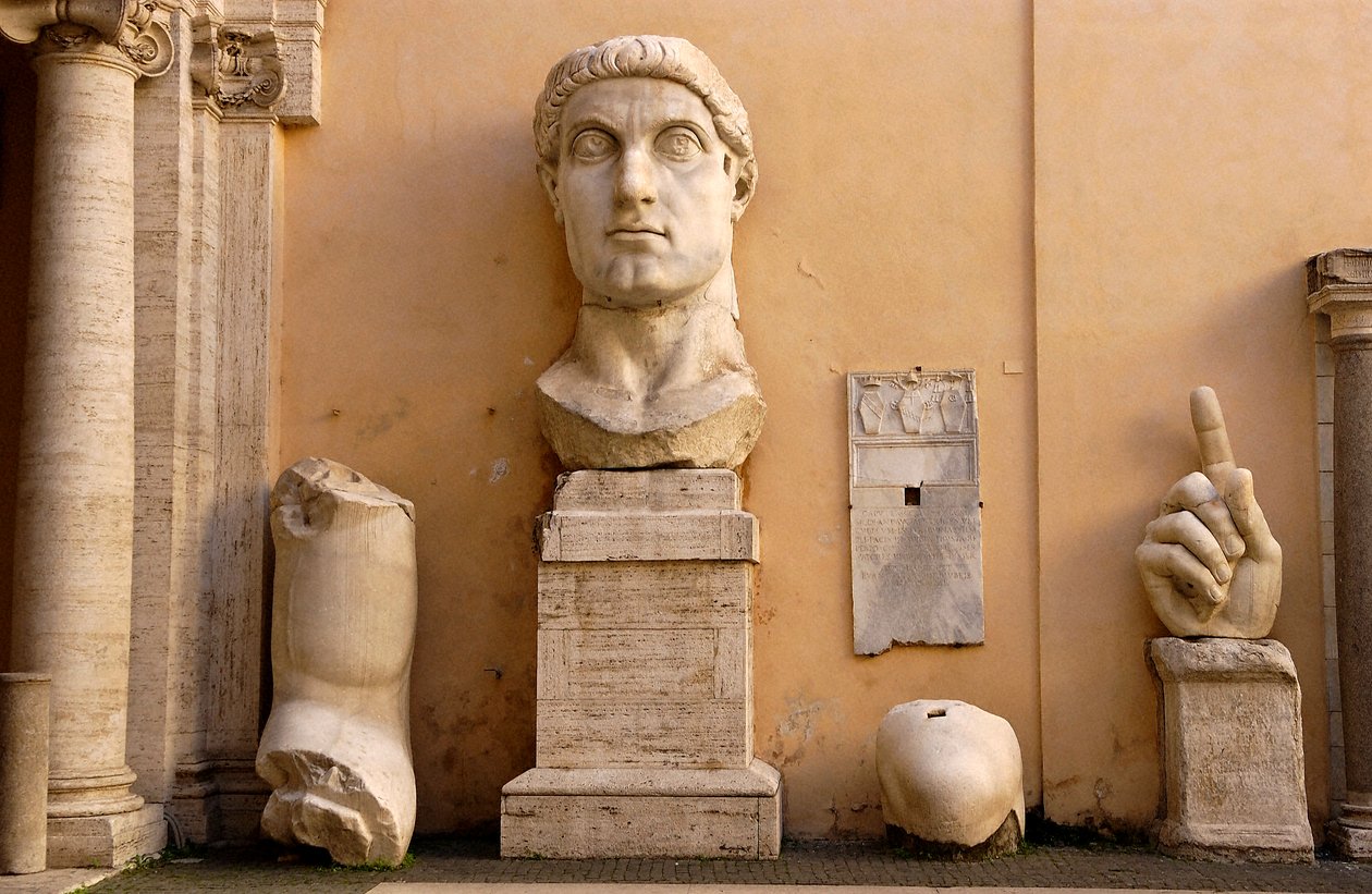 O pátio do Palácio dos Conservadores (Palazzo dei conservatori) no Musei Capitolini (Capitólio): fragmentos da colossal estátua de Constantino datada de 313-324 d.C. (mármore) de Roman