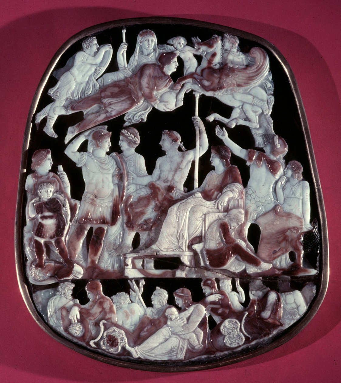 O grande camafeu da Capela Sagrada ou Camee da Apoteose de Augusto: 24 figuras estão representadas, incluindo o Imperador Romano Augusto (no centro), César Germânico, Tibere, Nero, Calígula e Lívio (Lívia Drusilla Augusta, 58 AC). No topo, o de Roman