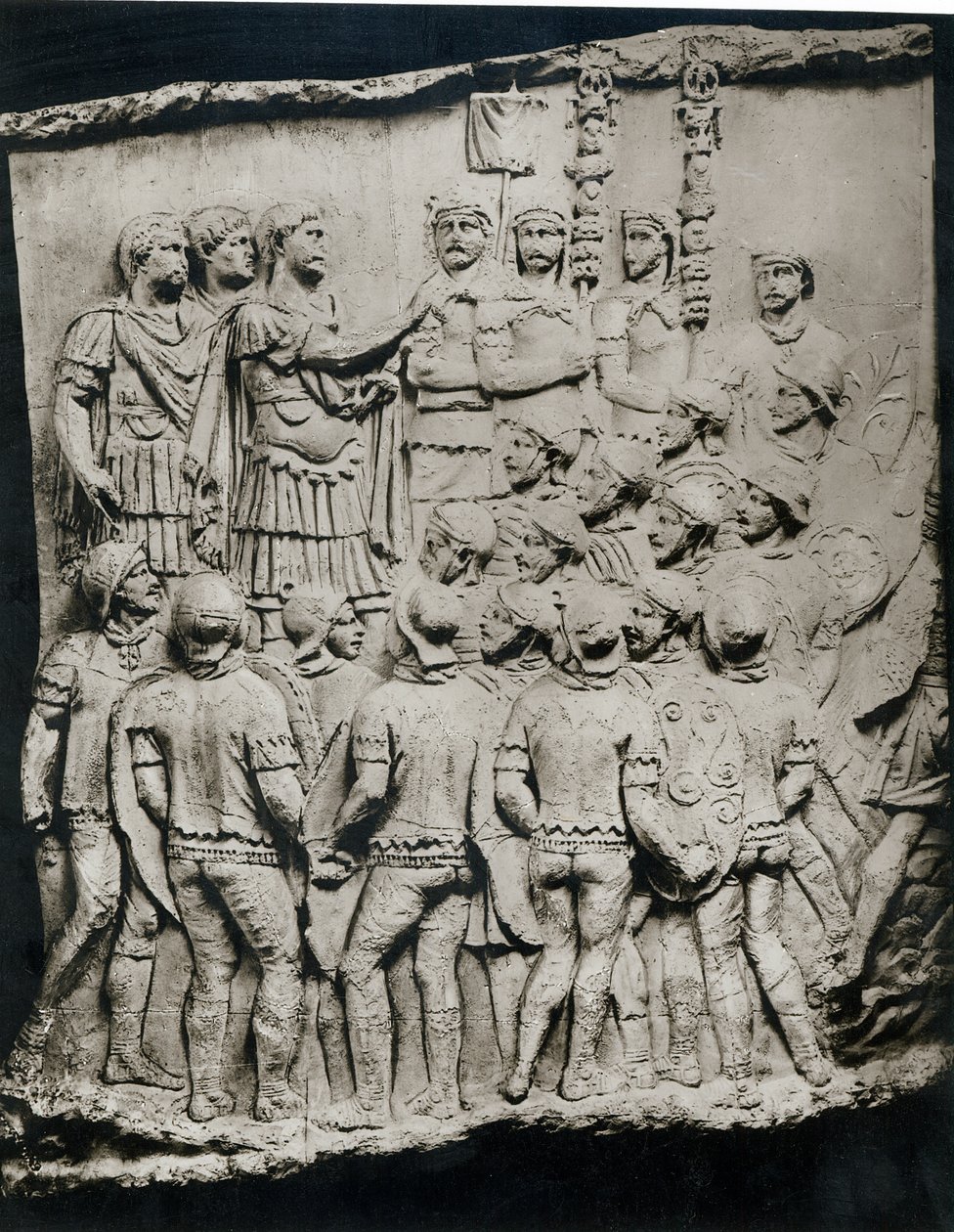 Trajano (98-117) Aborda o Exército, um elenco retirado da Coluna dos Trajanos, em 113 dC (gesso) de Roman
