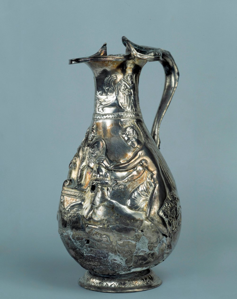 Tresor de Boscoreale: água-marinha: No pescoço: dois génios a regar grifos de asas. Na barriga: duas vitórias sacrificam um touro de cada lado de um altar com o Palladion, o emblema de Atena. Fim do século I a.C. - século I d.C. Sol 0,24 m. P de Roman