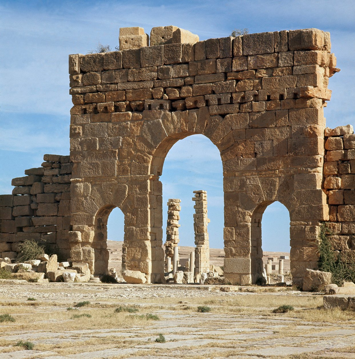 Vista do Sítio Arqueológico através da Porta de Antoninus de Roman