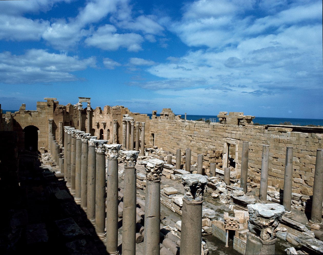 Vista da Basílica, construída como um tribunal de justiça, século III de Roman