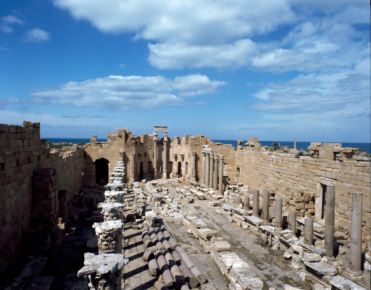 Vista da Basílica, construída como um tribunal de justiça, século III de Roman
