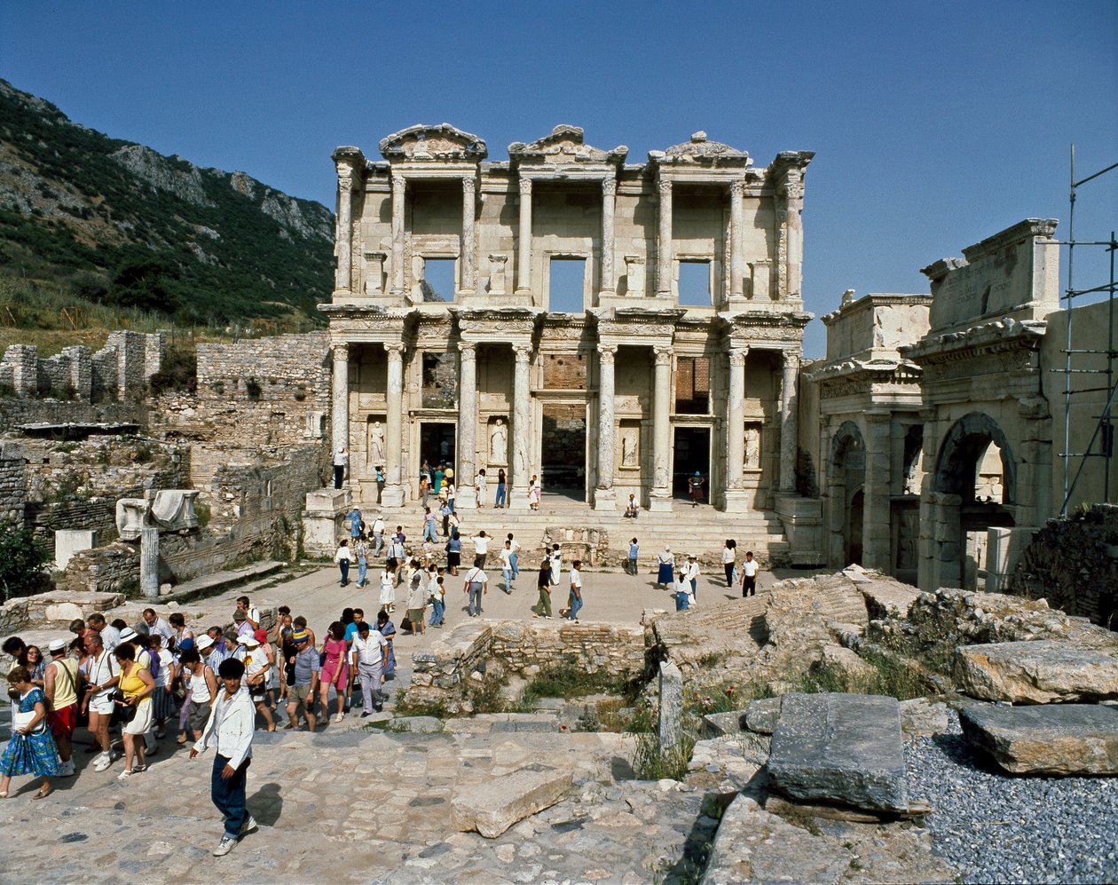 Vista da biblioteca do Celsus, construída em 117. Detalhe do friso de Roman