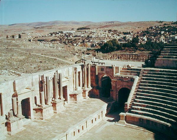 Vista do Teatro do Sul, construído em 90 dC de Roman