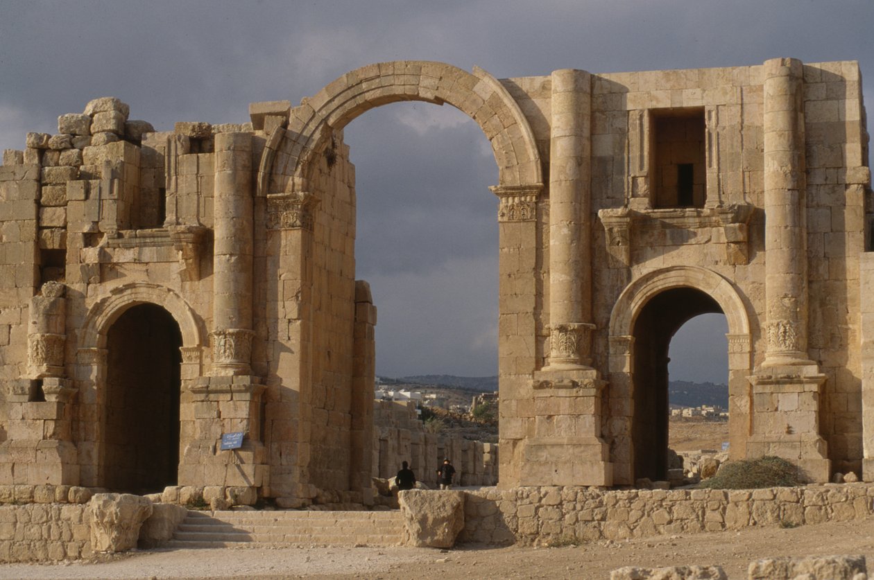 Vista do Arco do Triunfo, construído c.129 dC de Roman