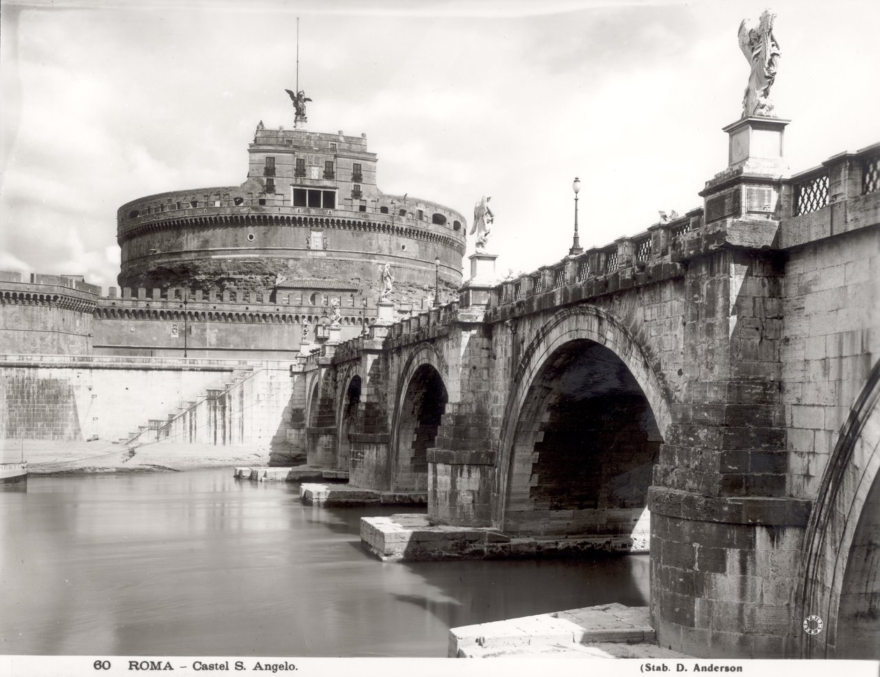 Vista do castelo e da ponte, construída de 135 a 39 dC, vista das margens do Rio Tibre de Roman