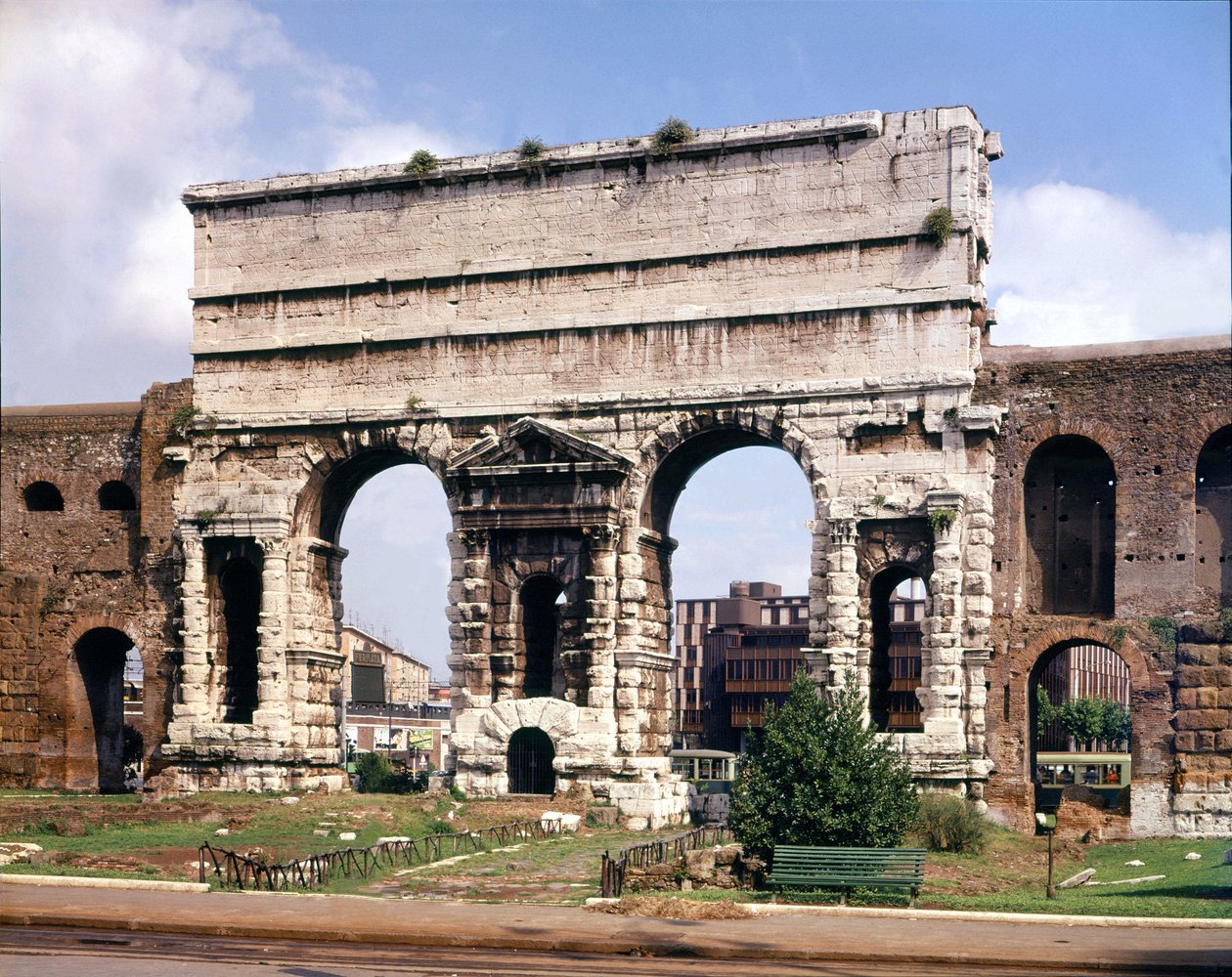 Vista do portão de maggiore (major), este é o ponto onde o aqueduto do Claude termina em 38 ap. JC., Roma. de Roman