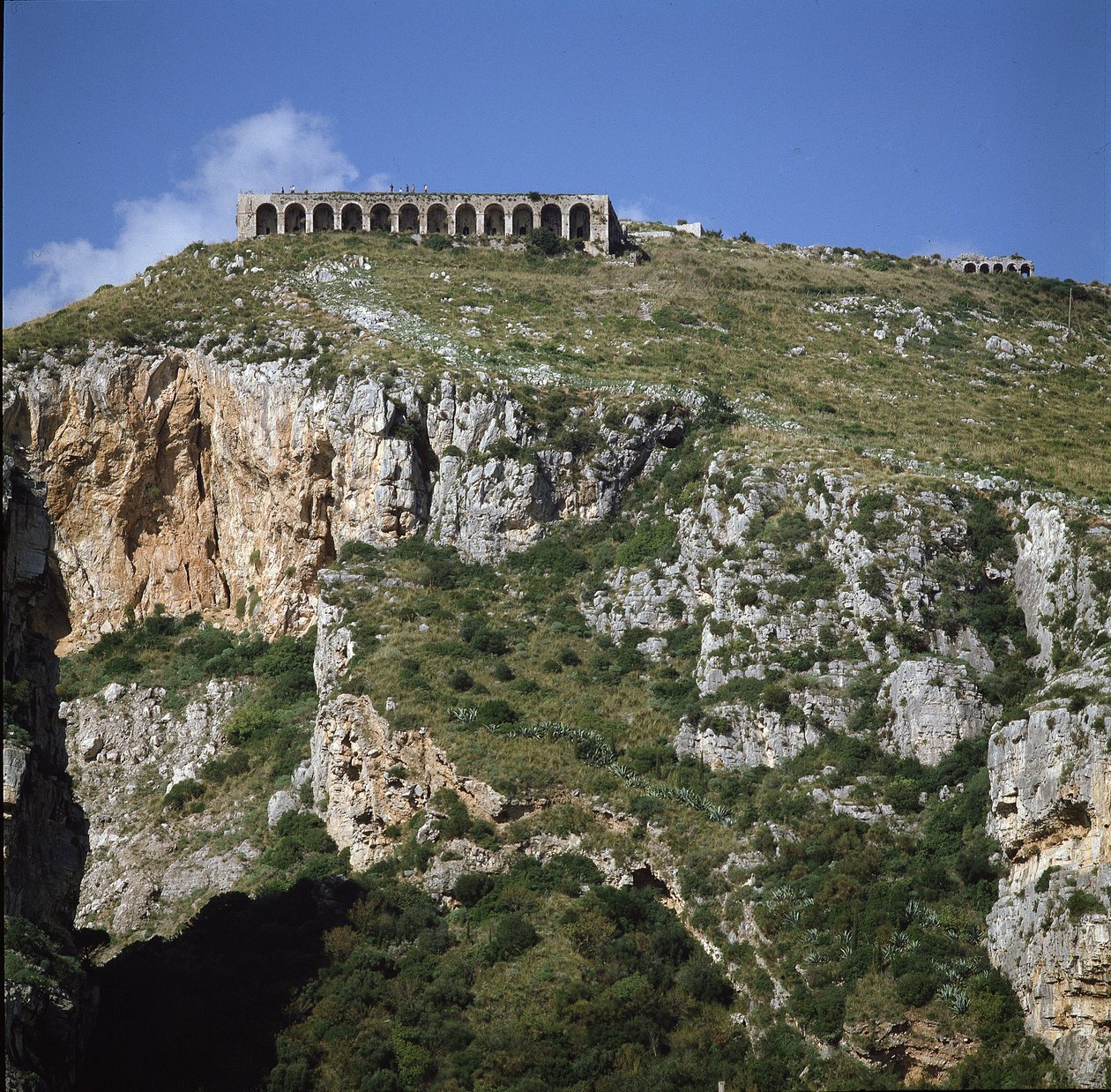 Vista do templo de Júpiter de Roman