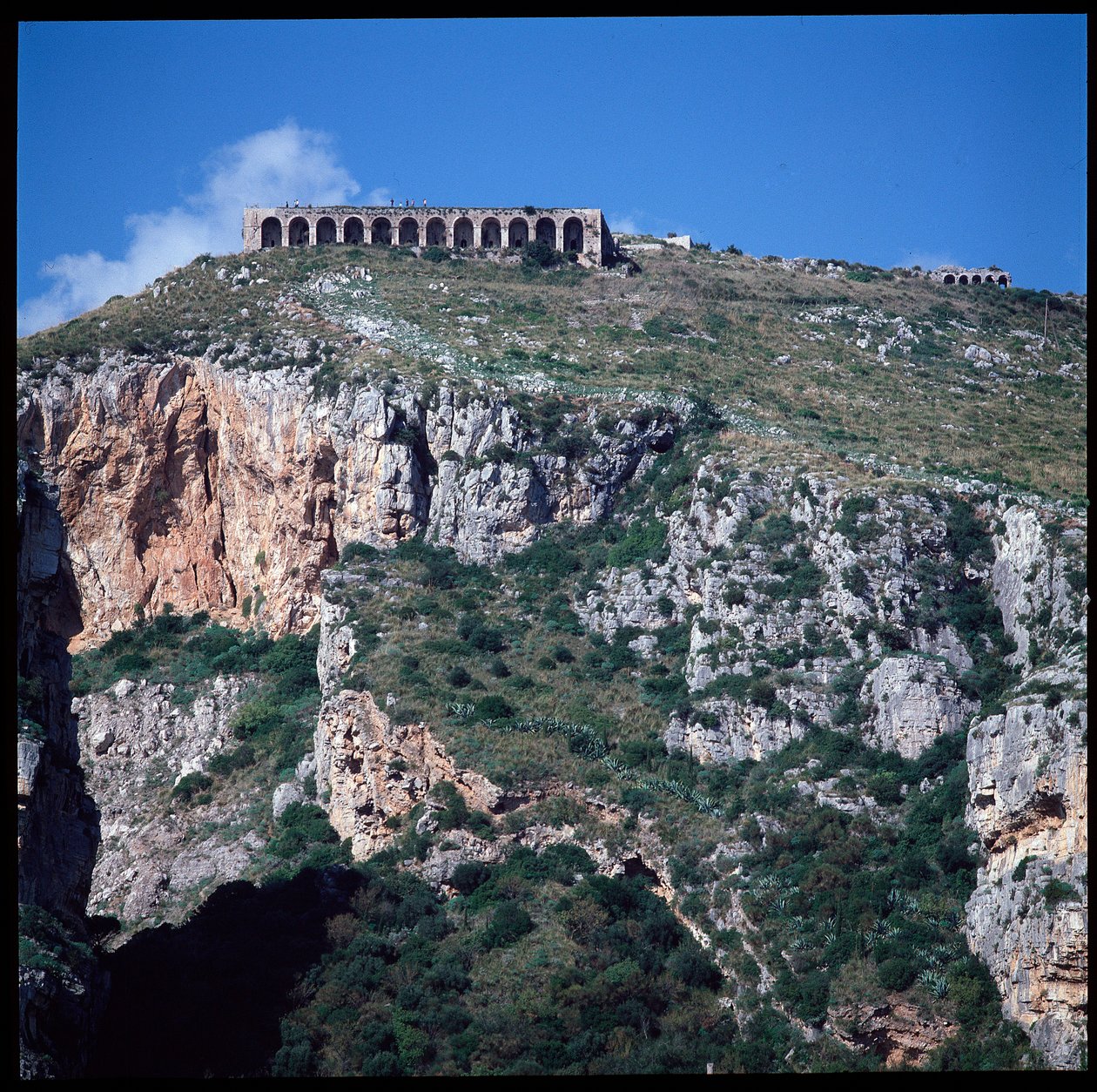Vista do templo de Júpiter de Roman