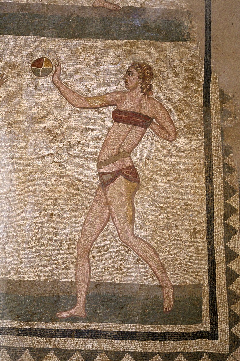 Mulher a jogar à bola. Jovens romanos envolvidos em exercícios físicos. Eles usam uma tanga ao redor dos rins e um estrofio (ancetra do sutiã) no peito. Uma tanga à volta dos rins. Mosaico romano do século III - IV de Villa del Casale, Piazza Armerin. de Roman