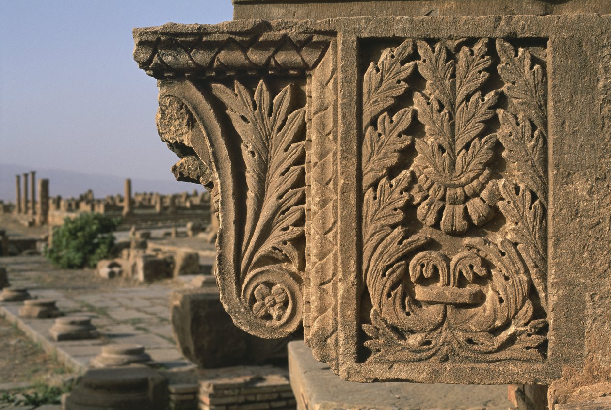 Fragmento arquitectónico com decoração esculpida, Mercado Sertius, Alto Período Imperial (27 aC-395 dC) de Roman Imperial Period