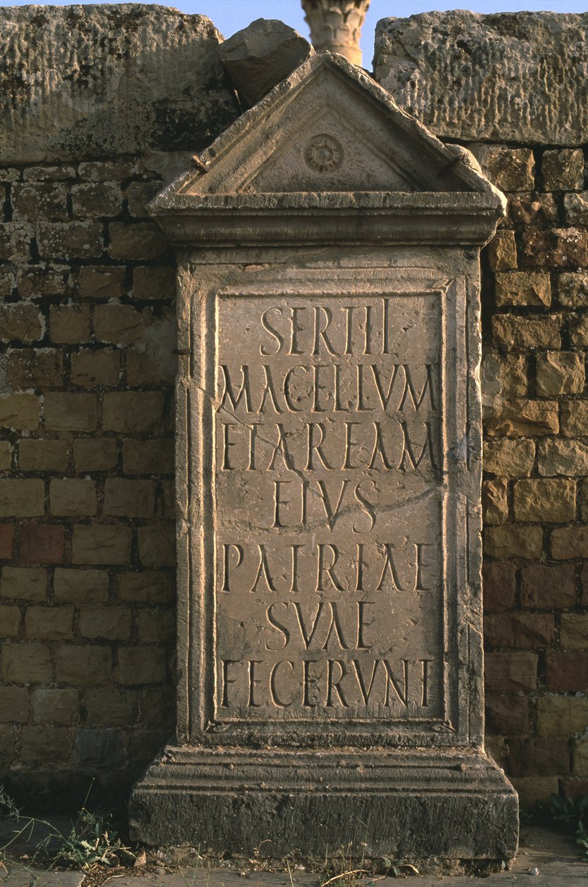Estela com uma inscrição no Sertius Market High Imperial Period (27 aC-395 dC) de Roman Imperial Period