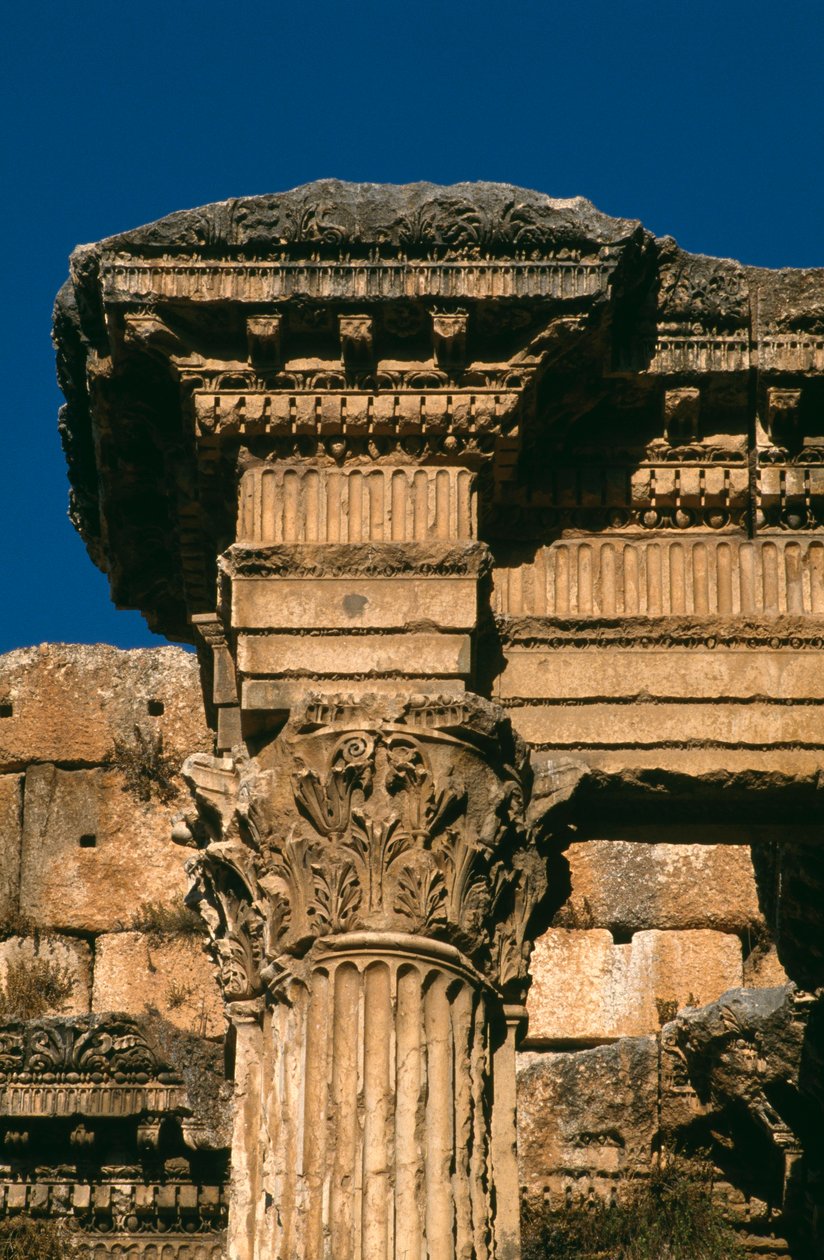 Templo de Baco, detalhe do entablamento, foto do período Imperial alto 27 BC-395 AD de Roman Imperial Period
