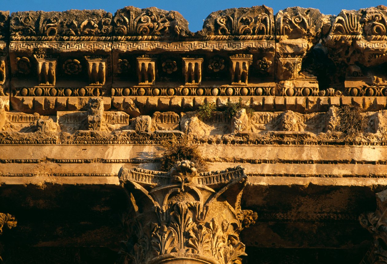Templo de Baco, detalhe do entablamento, foto do período Imperial alto 27 BC-395 AD de Roman Imperial Period