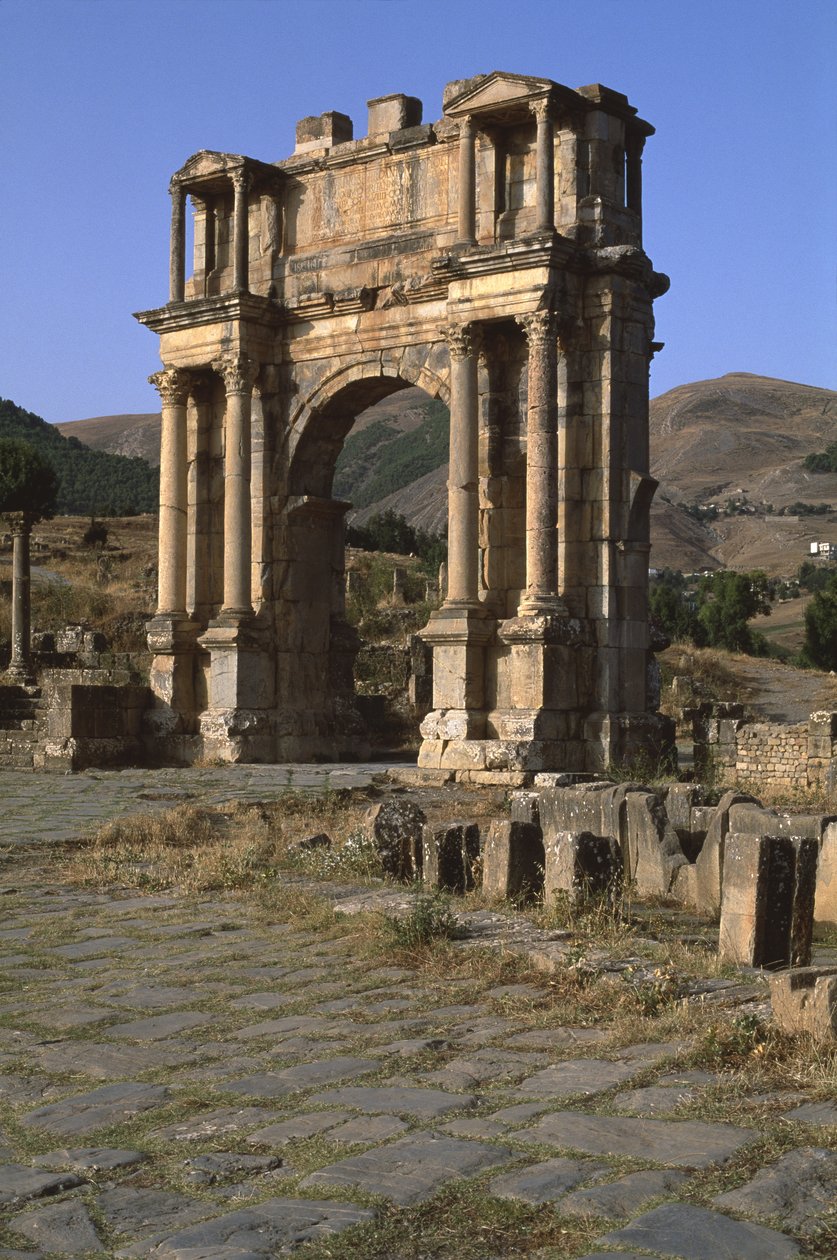 Arco triunfal construído em homenagem ao Imperador Caracalla, Alto Período Imperial (27 aC-395 dC) de Roman Imperial Period