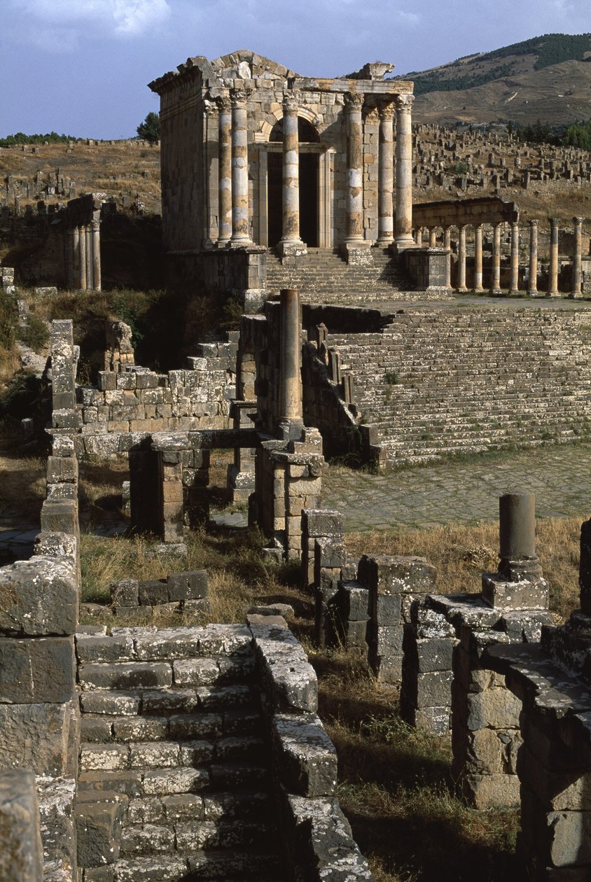 Vista do templo da família Septimiana, Alto Período Imperial (27 aC-395 dC) (ver também 267063 e 267065) de Roman Imperial Period