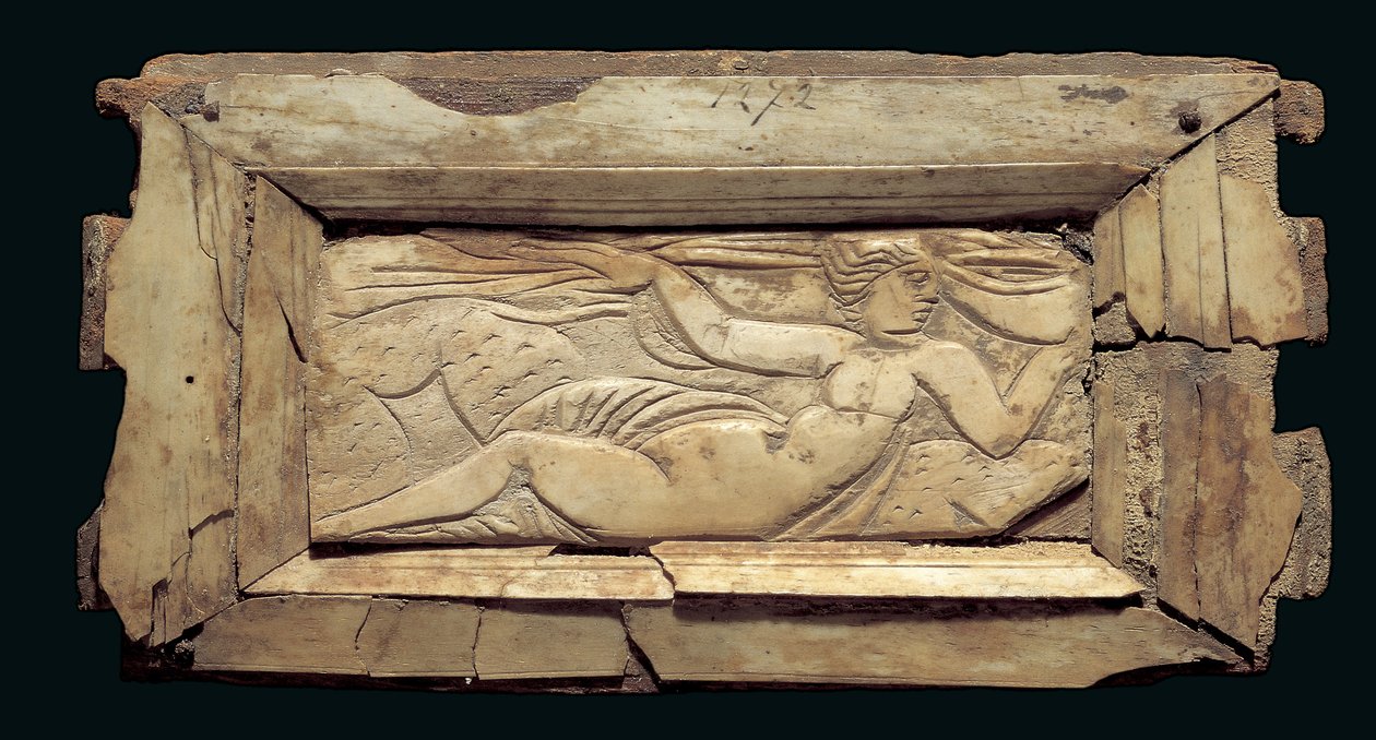 Placa emoldurada com uma figura feminina, do Egipto, do final do século III ao início do IV d.C. (osso) de Roman Period Egyptian