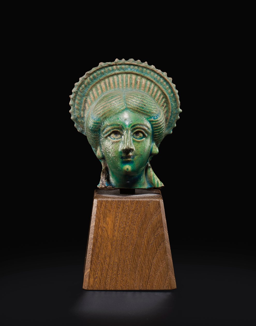 Cabeça de Ísis-Afrodite, c.1º - século 2 dC (faiança) de Roman Period Egyptian