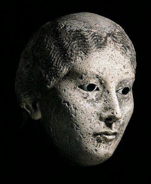 Modelo de uma cabeça de mulher, século II ou III d.C. (gesso) (ver também 270971, 270973-974) de Roman Period Egyptian