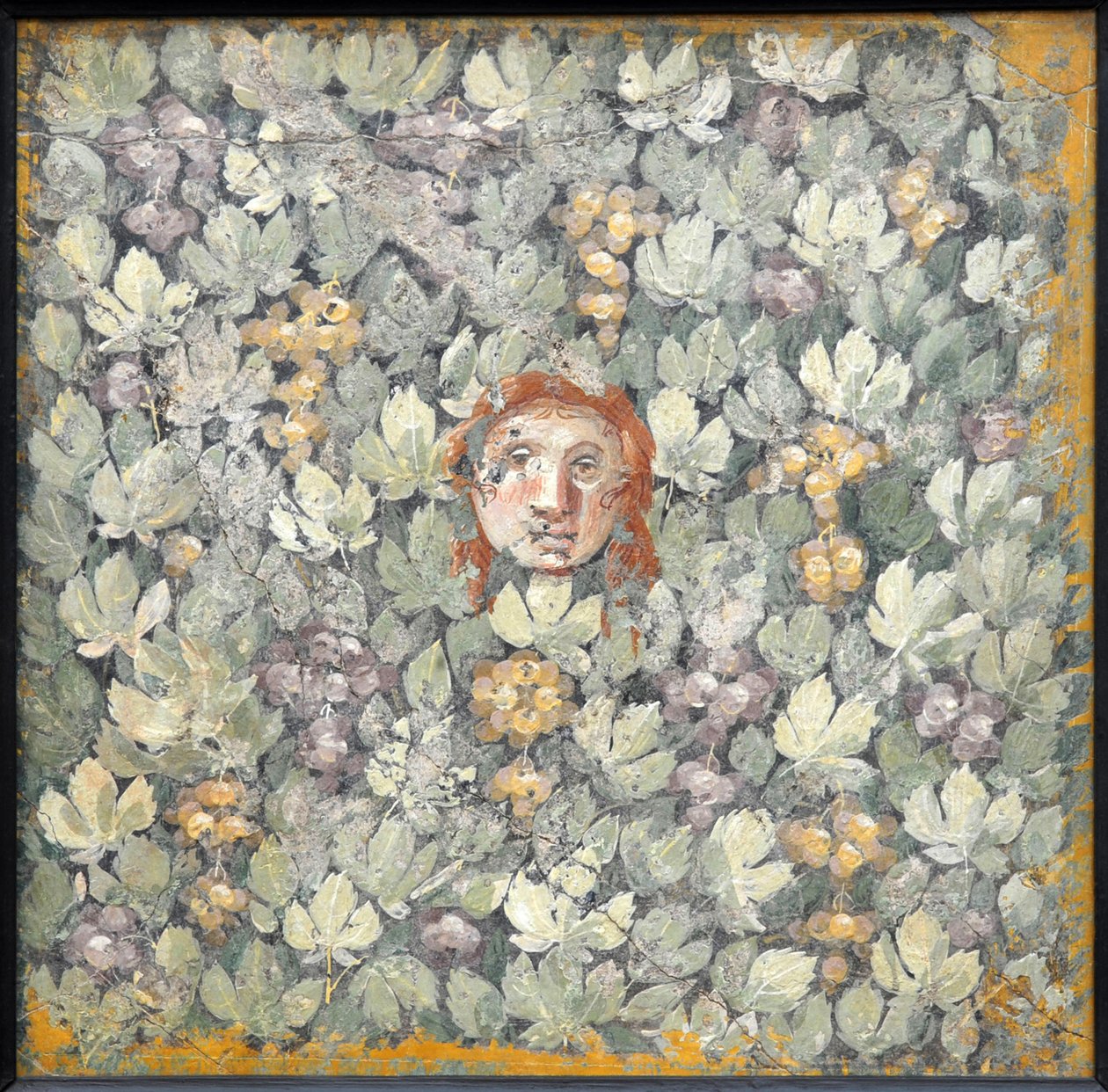 Máscara em folhas de videira e cachos de uvas, 1º H. 1º século. DE ANÚNCIOS. de Roman Pompeian wall painting.