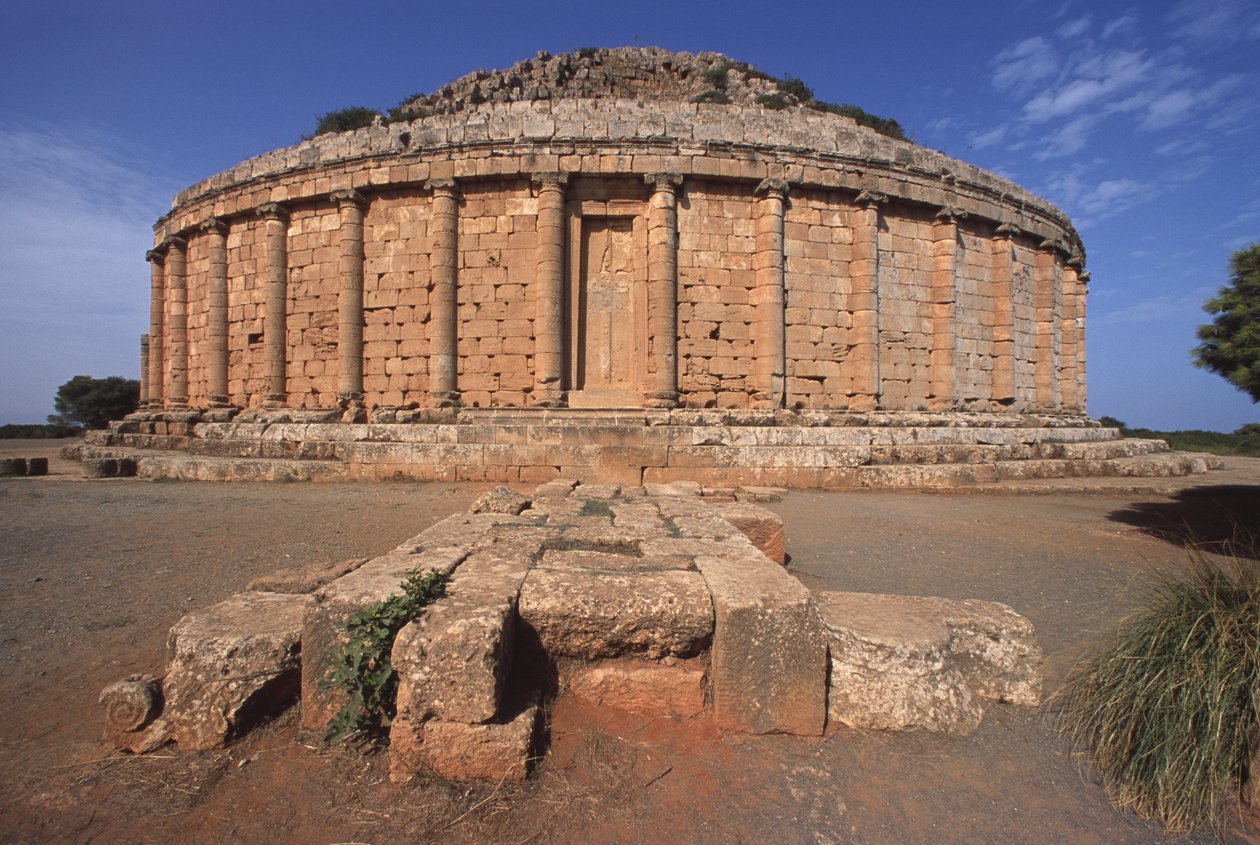 Mausoléu Real da Mauritânia, chamado Tumba do cristão por causa das cruzes moldadas nas portas falsas (ver também 233.873) de Roman Republican Period