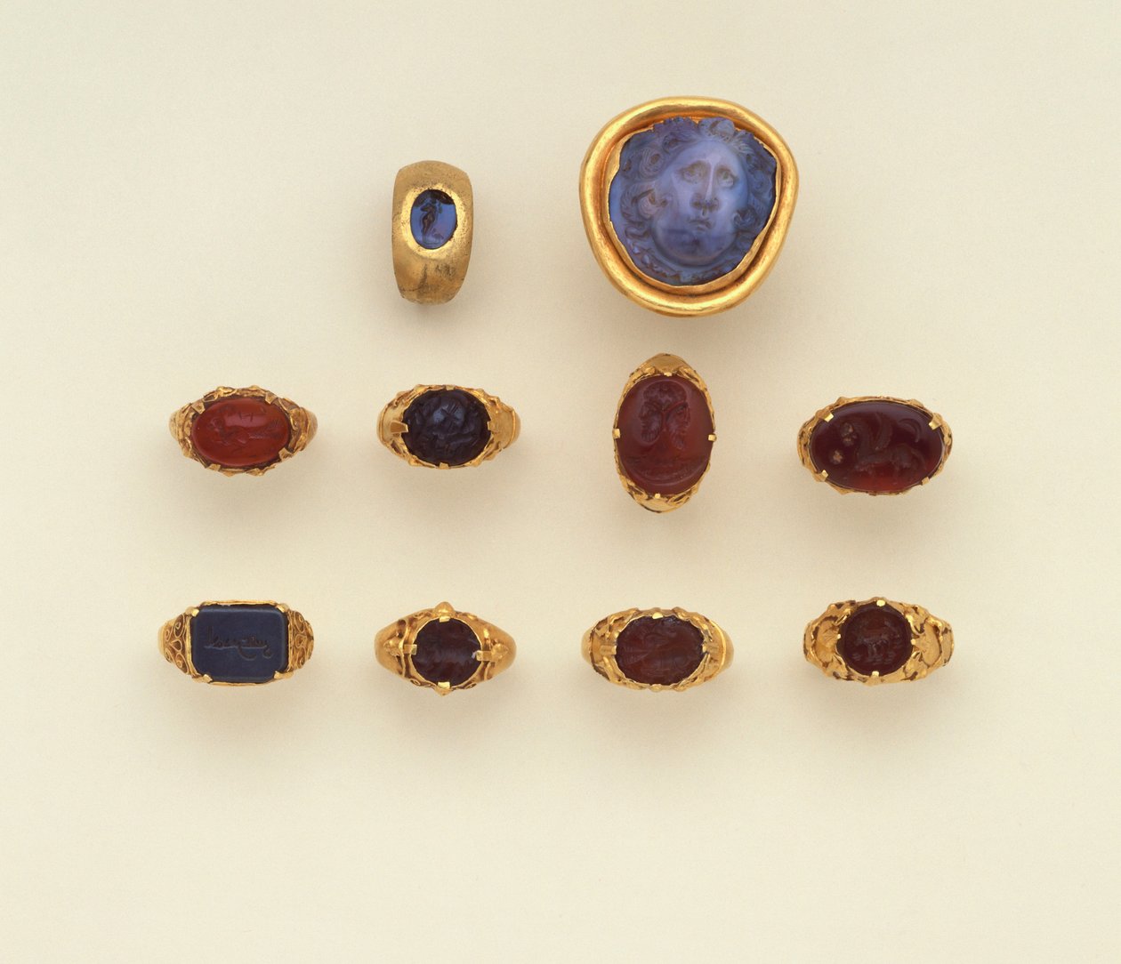 Um anel talhado em ouro romano e calcedônia, um grande camafeu romano com cabeça de Medusa de calcedônia azul-cinza e uma seleção de anéis, dois anéis no estilo seljúcida (calcedônia) de Roman Roman