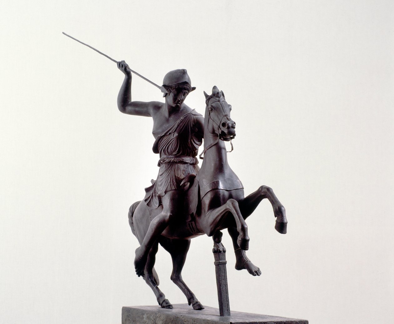 Amazônia a cavalo (escultura em bronze depois de um original grego do século III a.C.) de Roman Roman