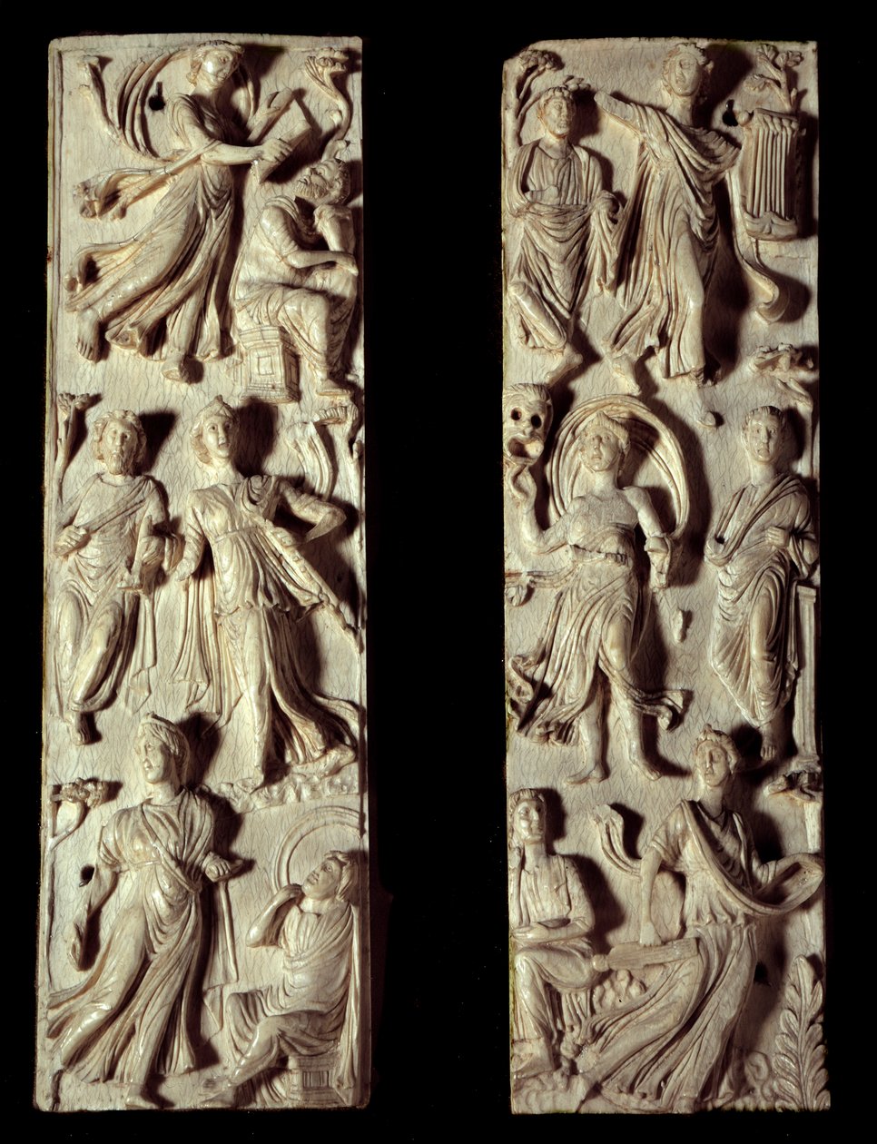 Roma Antiga: díptico de marfim esculpido representando seis musas e seis poetas (ou filósofos). Século V depois de JC. Paris, Museu do Louvre de Roman Roman