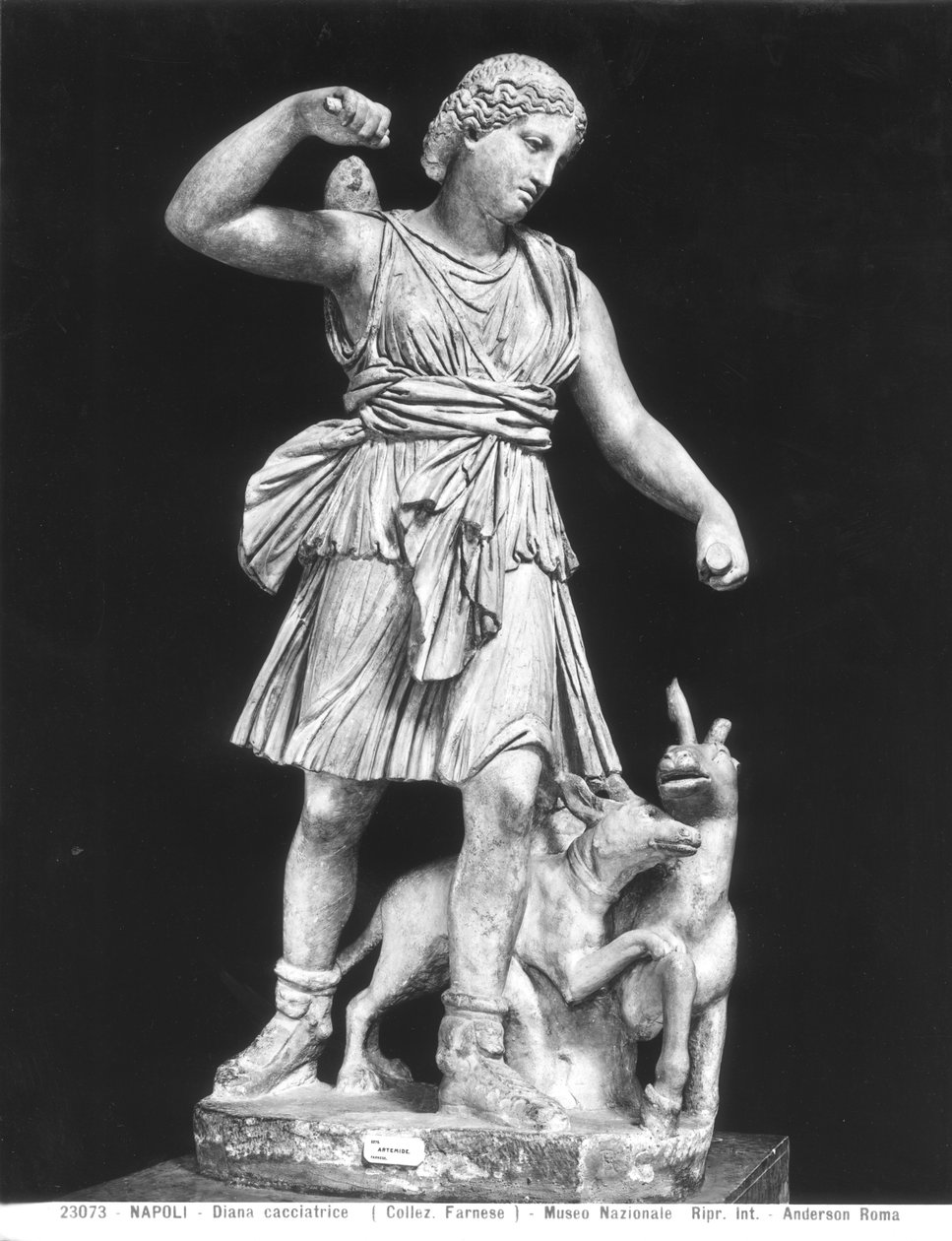 Artemis, cópia de um original do século IV AC (pedra) (foto a p/b) de Roman Roman