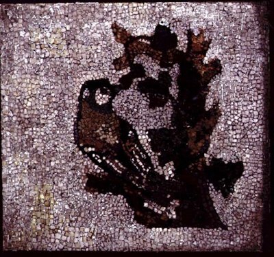 Ave em uma árvore (mosaico) de Roman Roman