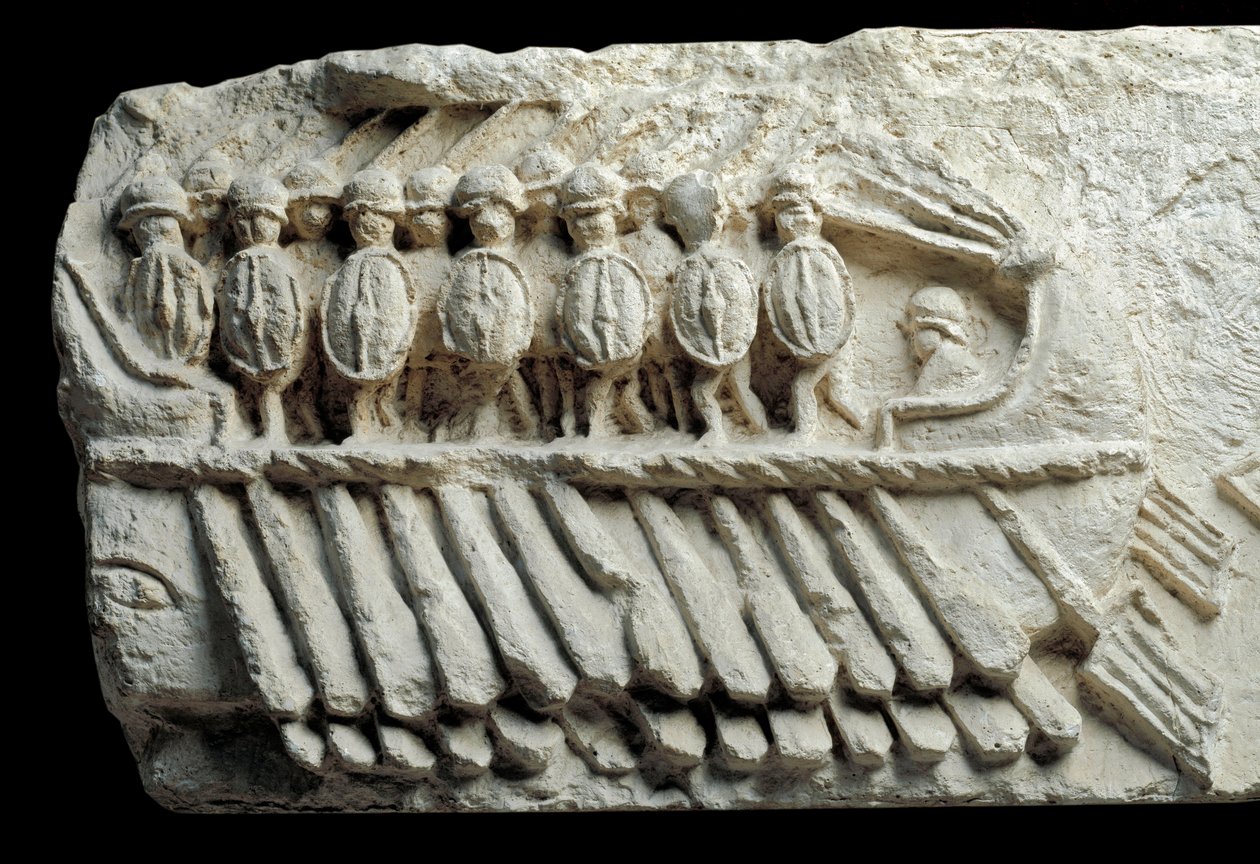 Bireme carregando soldados armados (baixo relevo) de Roman Roman