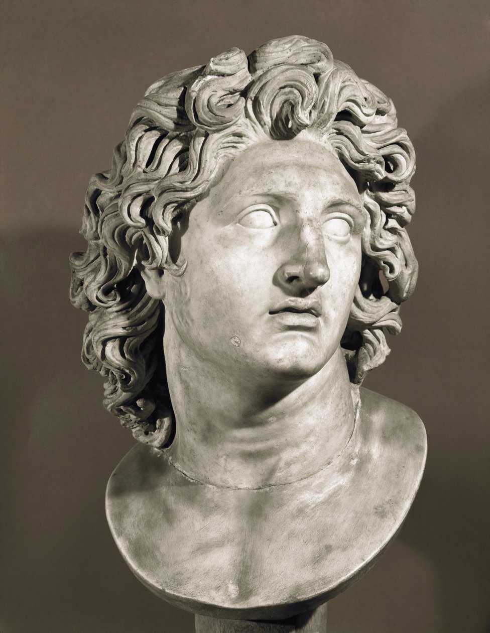 Busto de Alexandre o Grande (356-323 AC), Rei de Macedoine e conquistador da Pérsia. Cópia romana de um original grego, escultura em mármore. Museu Capitólio, Roma. de Roman Roman