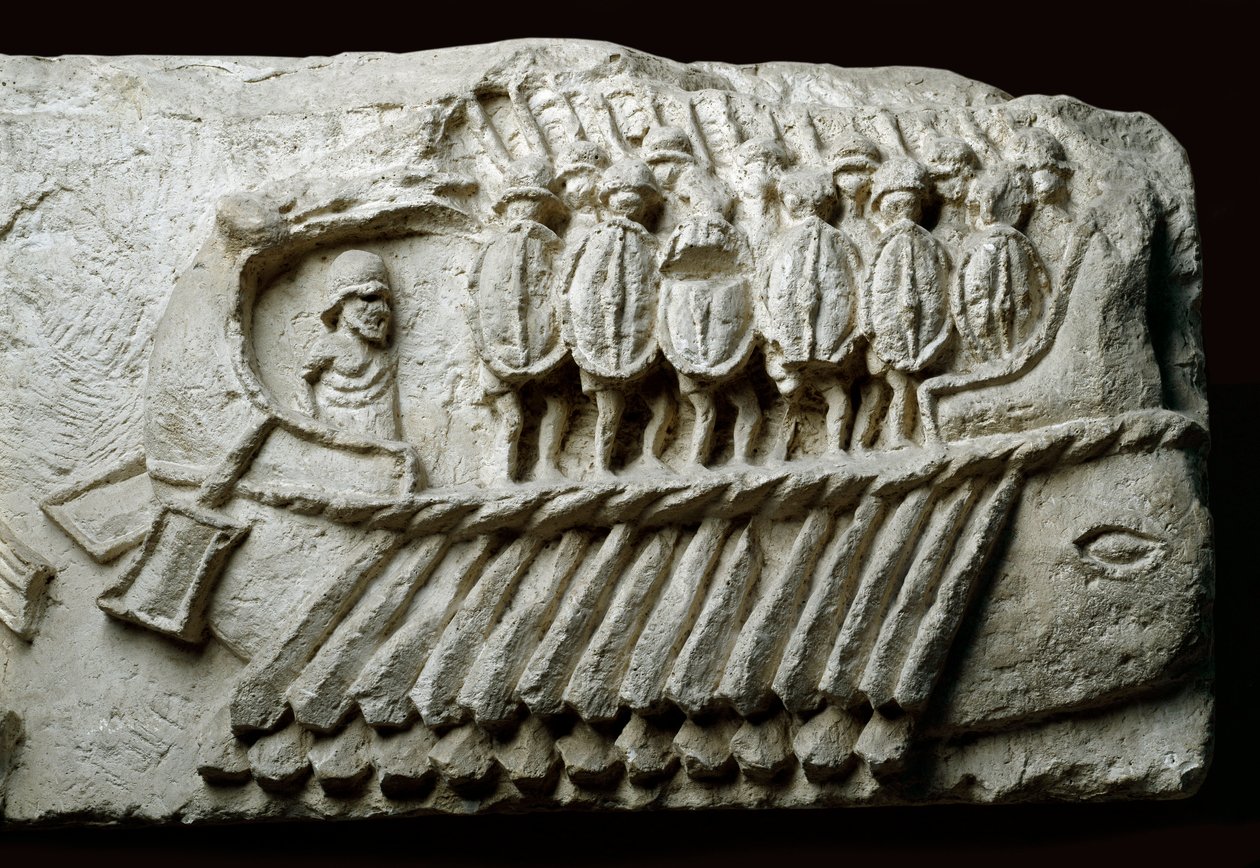 Elenco de um navio de guerra bireme romano carregando soldados armados (relevo na rocha) de Roman Roman