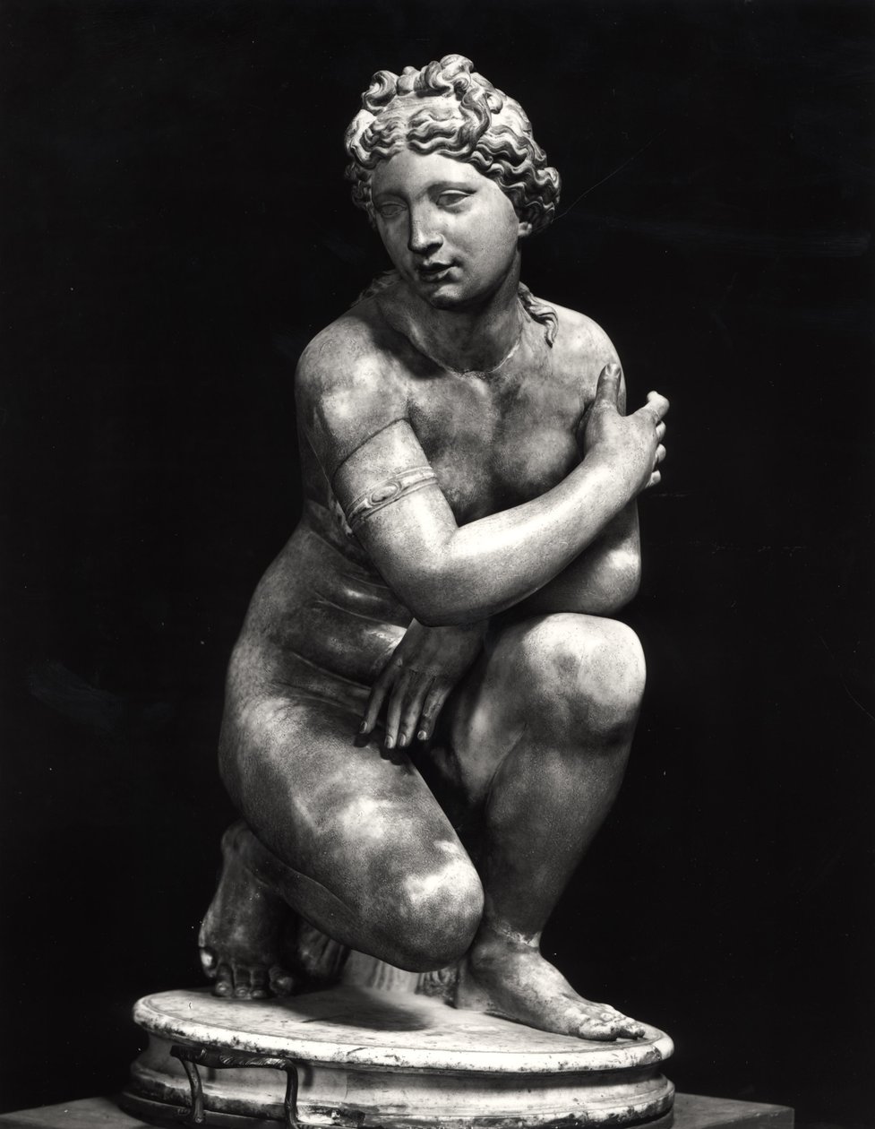 Vénus agachado, cópia de um original grego do século III a.C. (mármore) (foto a p/b) de Roman Roman