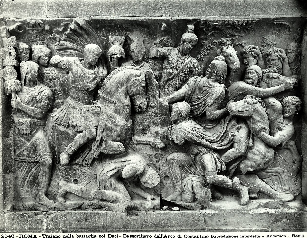 Detalhe do grande friso Trajano localizado no Arco de Constantino, Fórum Romano (mármore) de Roman Roman