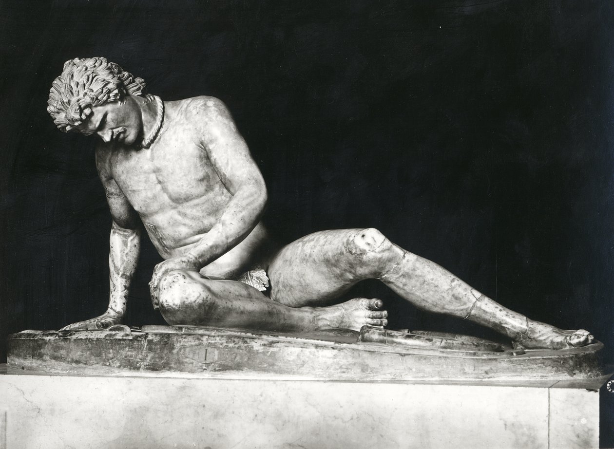 Gália moribunda, cópia de um original grego de c.230-220 BC da Epigonos (mármore) (foto a p/b) de Roman Roman