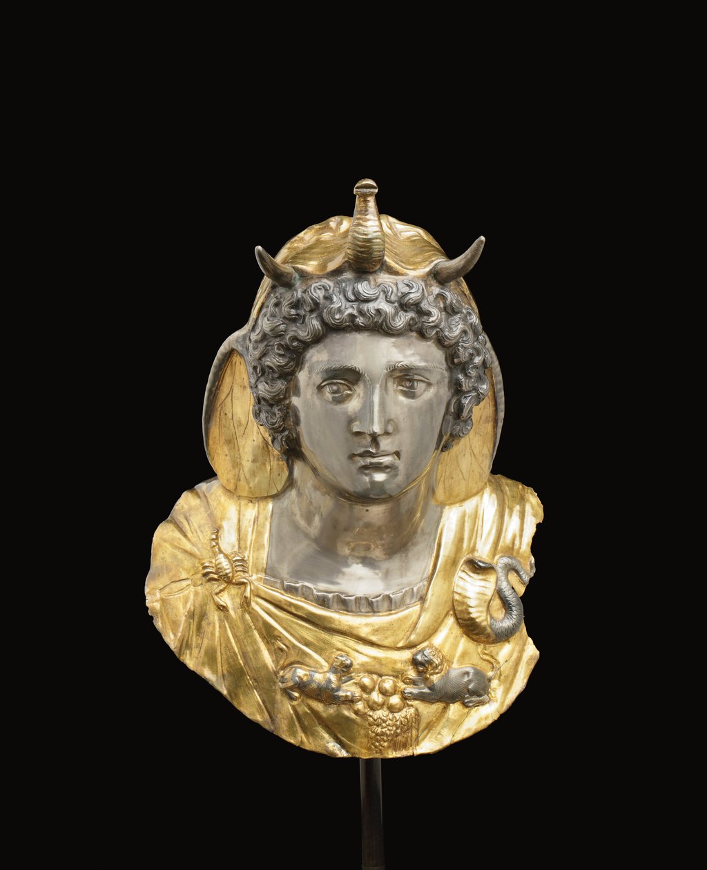 Emblema de Cleopatra Selene, c. final do século 1 a.C. e início do século 1 d.C. (parcela dourada e prata) de Roman Roman
