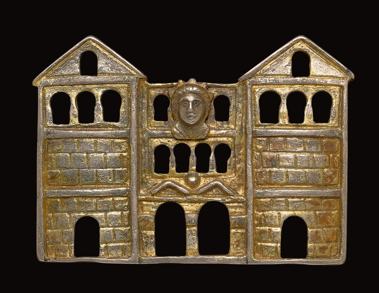 Fibula na forma de um portão tripartido de três andares de alvenaria rusticada, c.3º - início do século IV dC (prata dourada) de Roman Roman