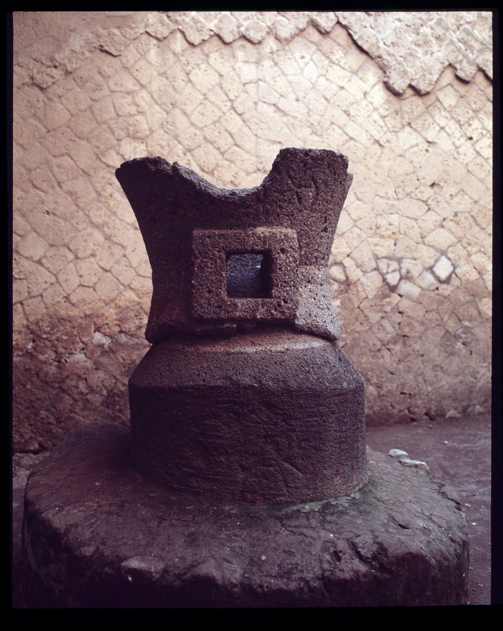 Grindstone of the Pistrinum (padaria), século V a.C. - século I d.C. de Roman Roman
