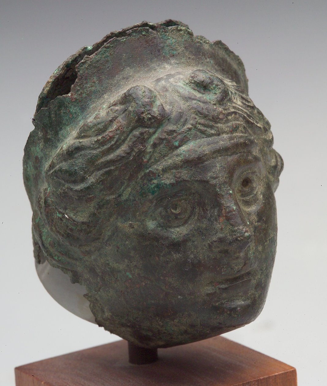 Cabeça de Afrodite, século V DC  (Bronze em relevo) de Roman Roman